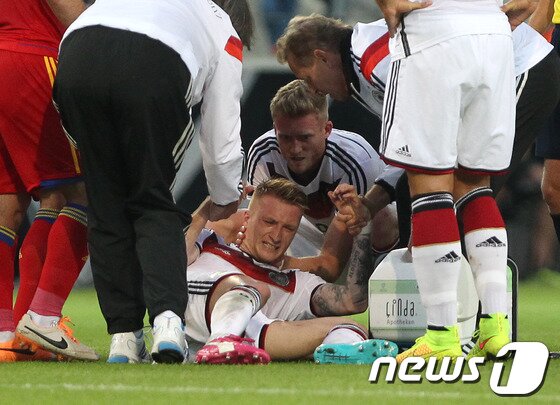 본문 이미지 - 지난 7일(한국시간) 아르메니아와의 평가전에서 부상으로 쓰러져 월드컵이 최종 좌절된 독일의 마르코 로이스(25·도르트문트). © AFP=News1  
