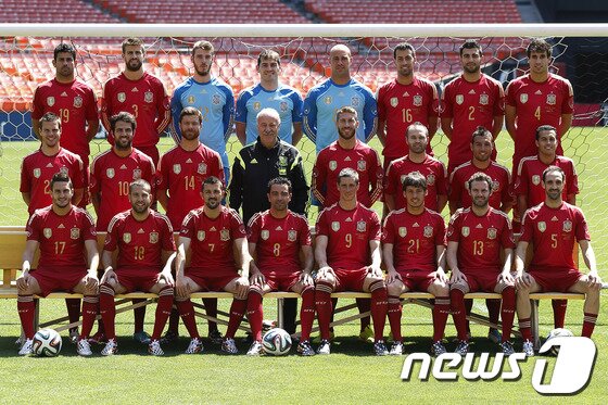 본문 이미지 - 2014 브라질 월드컵에 나서는 스페인 대표팀의 비센테 델 보스케 감독과 23명의 선수단. © AFP=News1  