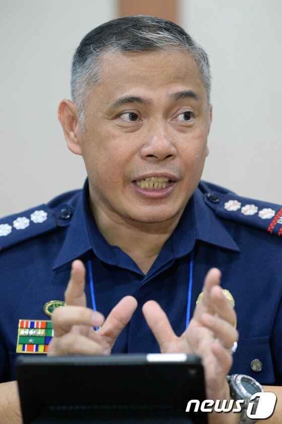 본문 이미지 - 지난 3월 필리핀에서 발생한 한국인 여대생 납치 사건을 담당했던 굼반 레나토 필리핀 경찰청 반(反)납치단 총경이 9일 오후 서울 서대문구 경찰청에서 취재진의 질문에 답하고 있다. © News1 민경석 기자