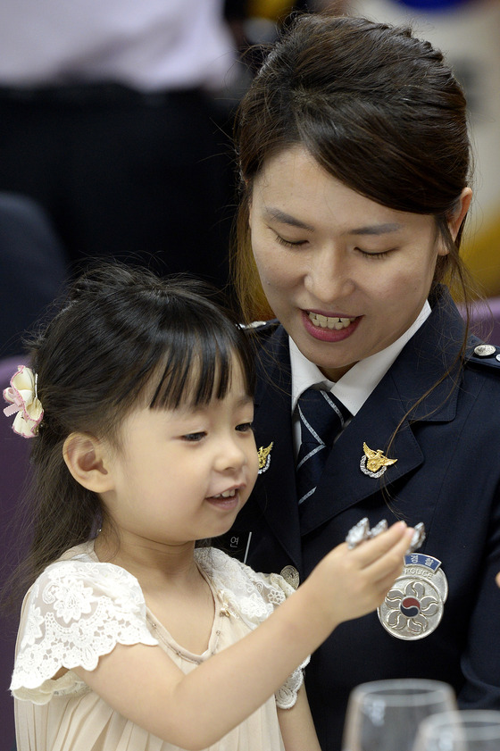 (서울=뉴스1) 안은나 기자 = 제68주년 여경의 날인 1일 오전 서울 서대문구 미근동 경찰청에서 열린 기념 행사에서 울산남부서 여성청소년과 박지연 경사의 딸이 계급장을 만져보고 …
