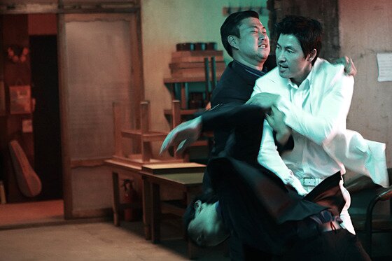 본문 이미지 - 정우성이 '신의 한 수'에서 농익은 액션 신을 선보였다. © 쇼 박스 