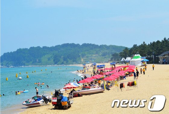 본문 이미지 - 1일 동해안 해수욕장 중 첫 개장한 속초해수욕장에 많은 피서객들이 찾아와 여름의 무더위를 이기고 있다. 이날 첫 개장을 한 속초해수욕장은 8월29일까지 60일간 운영된다. 2014.7.1/뉴스1 © News1 엄용주 