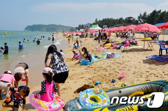 본문 이미지 - 1일 강원도 내 처음으로 개장한 속초해수욕장에 많은 피서객들이 찾아와 여름의 무더위를 이기고 있다. 2014.7.1/뉴스1 © News1 엄용주 
