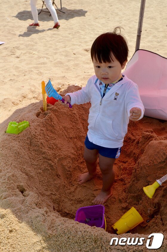 본문 이미지 - 동해안 해수욕장 중 속초해수욕장이 1일 첫 문을연 가운데 한 어린이가 모래장난을 하고 있다. 이날 첫 개장을 한 속초해수욕장은 8월29일까지 60일간 운영된다. 2014.7.1/뉴스1 © News1 엄용주 