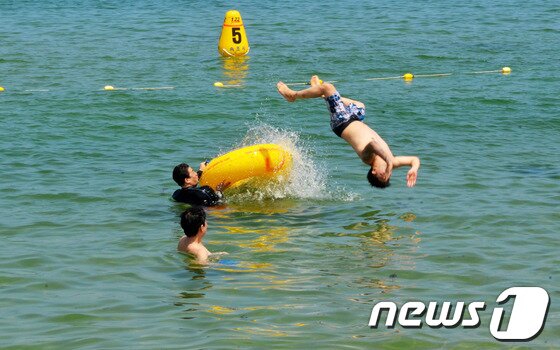 본문 이미지 - 동해안 해수욕장 중 속초해수욕장이 1일 첫 문을연 가운데 피서객들이 바다에서 백덤블링을 즐기고 있다. 2014.7.1/뉴스1 © News1 엄용주 