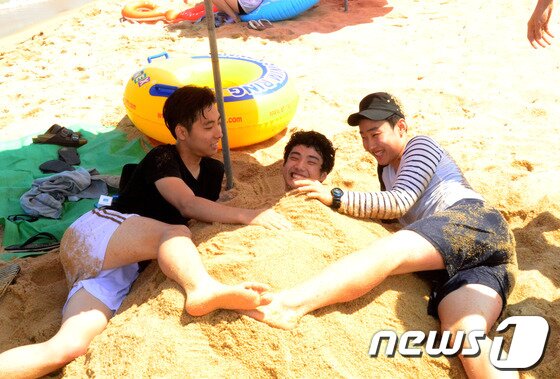 본문 이미지 - 1일 강원도 내 처음으로 속초해수욕장이 개장한 가운데 피서객들의 모래찜질을 하며 즐거운 시간을 보내고 있다. 이날 첫 개장을 한 속초해수욕장은 8월29일까지 60일간 운영된다. 2014.7.1/뉴스1 © News1 엄용주 