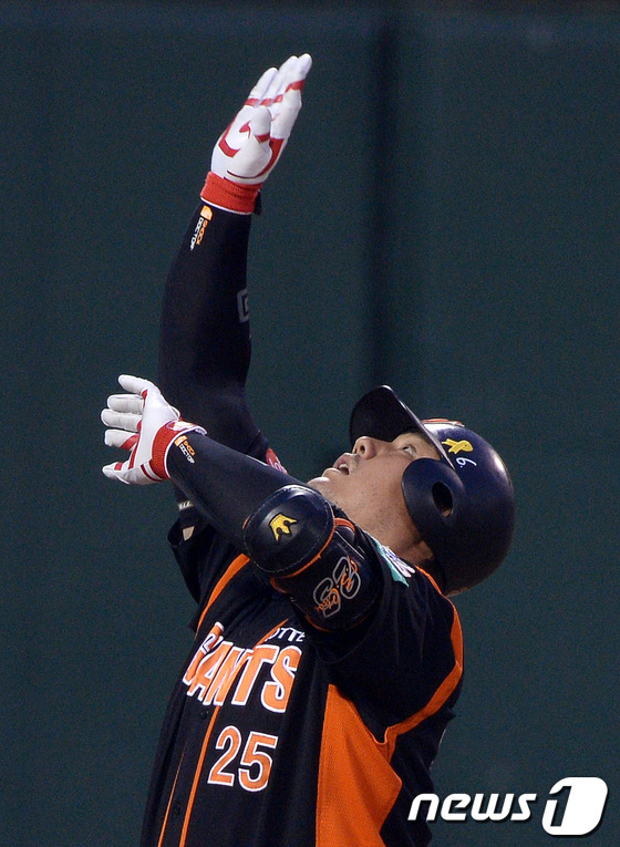 (서울=뉴스1) 이동원 기자 = 1일 오후 서울 목동야구장에서 열린 2014 한국야쿠르트 세븐 프로야구 넥센히어로즈와 롯데자이언츠의 경기에서 롯데 5회초 1사 상황 최준석이 솔로홈 …