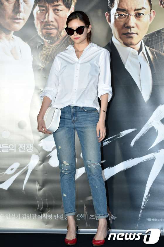 (서울=뉴스1스포츠) 김진환 기자 = 배우 이솜이 1일 오후 서울 강남구 코엑스 메가박스에서 열린 영화 '신의 한수' VIP시사회에 참석해 포즈를 취하고 있다.'신의 한수'는 범죄 …