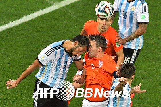 본문 이미지 - 아르헨티나가 승부차기 혈투 끝에 네덜란드를 꺾고 브라질 월드컵 결승에 진출했다. 체력 소모가 너무 컸다. 진짜 웃은 쪽은 이미 결승에 진출해 있는 독일이다. © News1 