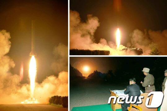 본문 이미지 - 북한 김정은 노동당 제1비서가 인민군 전략군 서부전선타격부대들의 전술로케트 발사훈련을 현지지도 했다고 10일 조선중앙통신이 보도했다. (노동신문) 2014.7.10/뉴스1 © News1 