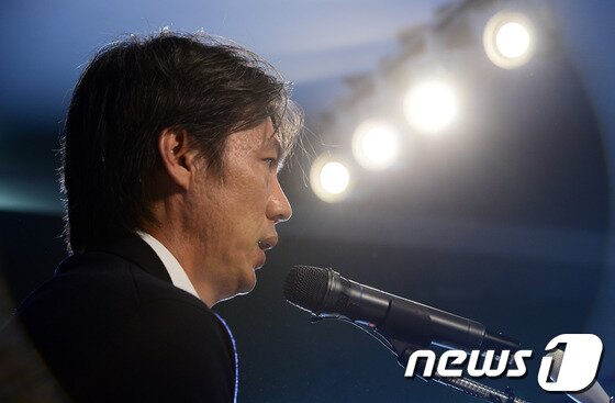본문 이미지 - 홍명보 축구대표팀 감독이 10일 서울 종로구 신문로 대한축구협회에서 사퇴 기자회견을 갖고 있다. 홍 감독은 이 자리에서 