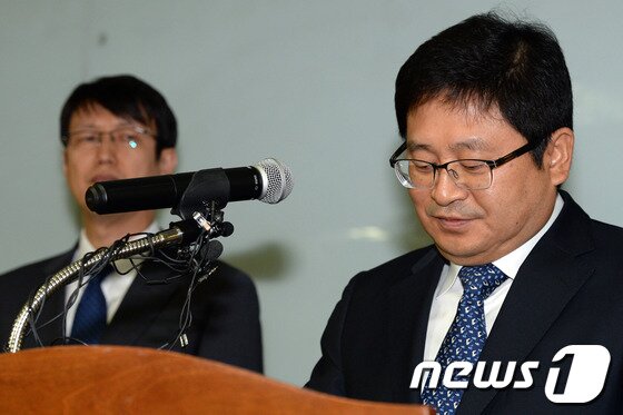 본문 이미지 - 이준우 대표(오른쪽) 등 팬택 경영진이 10일 오전 서울 마포구 상암동 본사 사옥에서 기업개선(워크아웃) 진행 현황에 대한 입장을 밝히는 기자회견을 열고 있다. 최근 법정관리 기로에 서 있는 팬택은 이날 회견에서 이동통신 3사에 1800억원 규모의 출자전환자 동참 및 최소 구매물량 보장 등의 내용이 담긴 채권단의 제안을 전향적으로 검토해 달라고 호소했다. 이통사가 출자전환을 거부할 경우 팬택은 법정관리로 간다. 2014.7.10/뉴스1 ⓒ News1