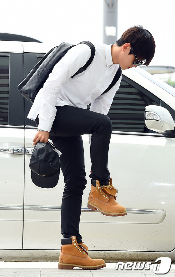 (인천공항=뉴스1스포츠) 김진환 기자 = 소녀시대 태연과 열애중인 엑소(EXO)의 백현이 10일 오후 대만 타이페이에서 열리는 콘서트를 소화하기 위해 인천국제공항을 통해 출국했다. …