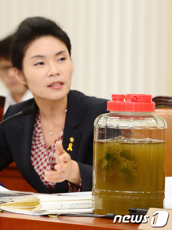 (서울=뉴스1) 박세연 기자 = 한정애 새정치민주연합 의원이 10일 오전 여의도 국회에서 열린 환노위 전체회의에서 큰빗이끼벌레를 보이며 윤성규 환경부 장관에게 질의하고 있다. 20 …