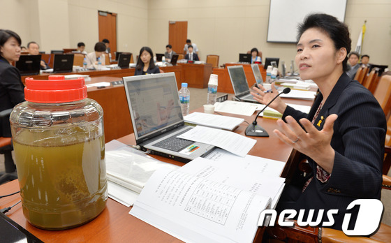 (서울=뉴스1) 박세연 기자 = 한정애 새정치민주연합 의원이 10일 오전 여의도 국회에서 열린 환노위 전체회의에서 큰빗이끼벌레를 보이며 윤성규 환경부 장관에게 질의하고 있다. 20 …