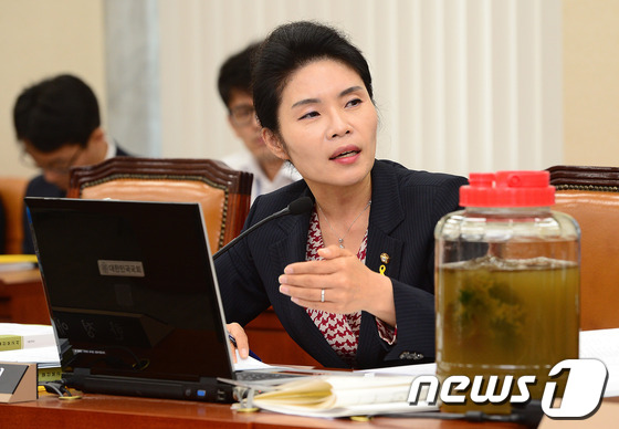 (서울=뉴스1) 박세연 기자 = 한정애 새정치민주연합 의원이 10일 오전 여의도 국회에서 열린 환노위 전체회의에서 큰빗이끼벌레를 보이며 윤성규 환경부 장관에게 질의하고 있다. 20 …