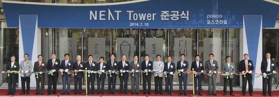 본문 이미지 - 좌측부터 지용택 새얼문화재단 이사장, 박승희 인천시의회 부의장, 황태현 포스코건설 사장, 노경수 인천시의회 의장, 황우여 국회의원, 유정복 인천시장, 권오준 포스코 회장, 신학용 국회의원, 김광식 인천상공회의소 회장, 이종철 인천경제자유구역청장 © News1  