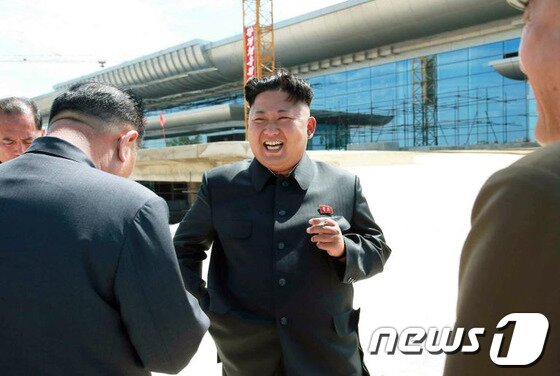 본문 이미지 - 북한 김정은 국방위원회 제1위원장이 평양 국제비행장의 2항공역사(청사) 건설장을 현지지도했다고 11일 노동신문이 보도했다. (노동신문) 2014.7.11/뉴스1 ⓒ News1