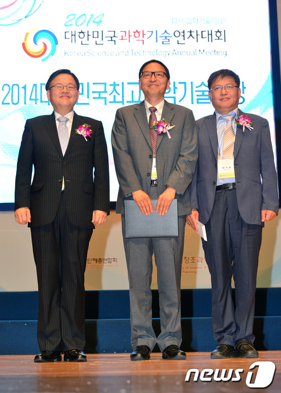 (서울=뉴스1) 손형주 기자 = 이기명 고등과학원 교수(가운데)가 11일 오전 서울 삼성동 코엑스에서 한국과학기술단체총연합회가 주최한 '2014 대한민국과학기술연차대회' 개회식에서 …