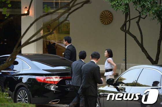 본문 이미지 - 일본 자위대 창립 60주년 기념행사가 열린 11일 오후 서울 성북동 주한 일본대사관저에 각국 외교 공관 차량들과 참석자들이 들어서고 있다. 2014.7.11/뉴스1 © News1 