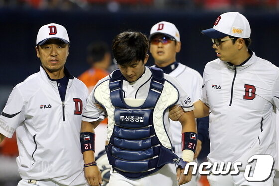 본문 이미지 - 두산 포수 최재훈이 11일 잠실 한화전에서 강한 충격을 받고 쓰러졌다. 다행히 일어나긴 했지만 정밀 진단 결과를 받아봐야 할 수준의 강한 충격을 받았다. 최재훈이 부상으로 전력에서 이탈할 경우 두산이 감당해야 할 부담은 더욱 커진다.© News1 두산베어스 제공 