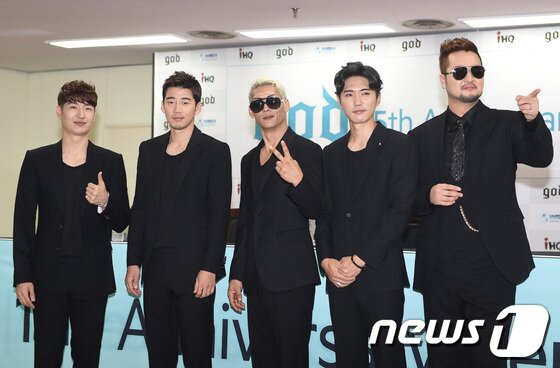 본문 이미지 - 지오디(god)가 12일 오후 서울 잠실주경기장에서 '15주년 애니버서리 리유니온 콘서트' 기자회견을 열고 포즈를 취하고 있다. 왼쪽부터 손호영, 윤계상, 박준형, 데니안, 김태우.이날 공연에는 지오디 8집에 수록돼 있는 신곡을 비롯해 ‘미운오리새끼’ ‘길’ ‘0%’ ‘하늘색 약속’ ‘프라이데이 나잇’ 등을 선보일 예정이다. © News1 스포츠 권현진 기자