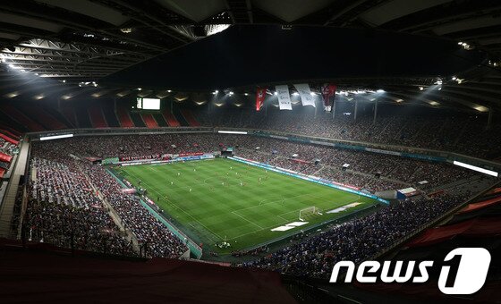 본문 이미지 - 12일 오후 서울월드컵경기장에서 열린 K리그 클래식 서울-수원의 ‘슈퍼매치’에 많은 관람객들이 축구 경기를 관람하고 있다.서울월드컵경기장에서 열린 K리그 클래식 서울-수원의 ‘슈퍼매치’에 올 시즌 최다 관중인 총 4만 6,549명이 몰려 K리그에 대한 축구팬들의 뜨거운 사랑을 다시 한 번 증명했다. 같은 날 울산에서 열린 전통의 라이벌매치 울산-포항의 ‘동해안 더비’에도 1만 6천여 명의 관중이 들어차 올 시즌 홈 최다 관중 기록을 세웠다. &#40;한국프로축구연맹 제공&#41; 2014.7.13/뉴스1 © News1 
