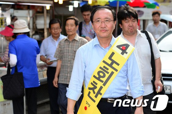 본문 이미지 - 7.30 재보궐선거 서울 동작을에 출마한 노회찬 정의당 후보가 13일 오후 서울 동작구 남성시장을 방문해 시민들과 인사를 하고 있다. 2014.7.13/뉴스. © News1   박세연 기자