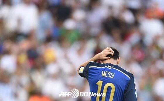 본문 이미지 - 리오넬 메시가 이끄는 아르헨티나가 14일&#40;한국시간&#41; 열린 브라질 월드컵 결승전에서 독일에게 패해 준우승에 그쳤다. 월드컵 신은 또 다시 메시를 외면했다. © News1 