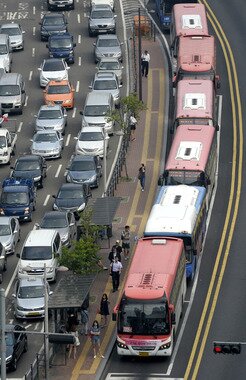 본문 이미지 - 광역직행버스의 좌석제 전면시행을 이틀 앞둔 14일 오후 서울 명동 중앙차로 정류장에서 광역버스들이 줄지어 정차하고 있다.고속화도로 운행 서울-경기행 직행좌석버스의 입석 금지가 16일부터 시행됨에 따라 출퇴근 시민들의 불편을 최소화 하기 위해 62개 노선에 222대의 버스가 추가 투입될 예정이지만 서울로 출퇴근하는 인원이 평균 1만 5000명인 것에 비해 추가된 버스 수가 적어 교통혼잡이 불가피할 것이라는 우려도 나오고 있다. 2014.7.14/뉴스1 © News1 안은나 기자