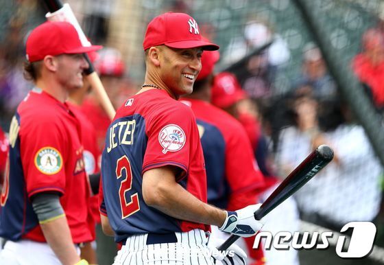 본문 이미지 - 뉴욕 양키스의 전설 데릭 지터가 16일(한국시간) 미네소타주 미니애폴리스에 위치한 타깃 필드에서 열린 올스타전 출전해 2타수2안타를 기록했다. 올스타전을 끝으로 은퇴를 선언한 데릭 지터는 마지막 순간까지 멀티히트를 치며 유종의 미를 거뒀다. © News1 AFPBBNews