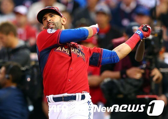 본문 이미지 - 토론토 블루제이스의 호세 바티스타가 15일(한국시간)열린 메이저리그 올스타전 홈런더비 1라운드에서 10개의 홈런을 치며 3라운드에 직행했다. © AFPBBNews=News1 