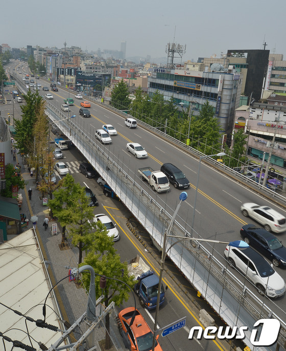 (서울=뉴스1) 송은석 기자 = 15일 오후 철거가 예정된 약수고가도로에 자동차들이 다니고 있다.서울시는 1984년 건설된 약수고가도로를 오는 20일부터 철거한다고 밝혔다. 건성된 …