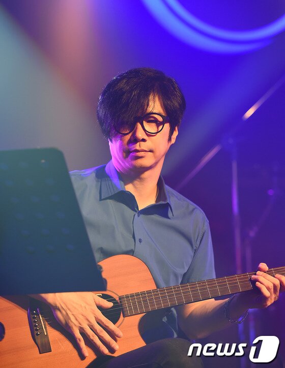 본문 이미지 - 가수 장호일이 15일 오후 서울 홍대 롤링홀에서 열린 '피콕' 프레스 쇼케이스에 참석해 피콕과 합동 공연을 펼쳤다. © News1스포츠 김진환 기자