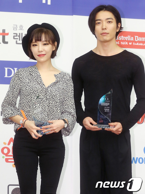 (서울=뉴스1) = 가수 가인, 배우 김재욱이 15일 오후 서울 충무로 신세계백화점 본점에서 진행된 ‘제10회 제천국제음악영화제’ 기자회견에 참석해 포즈를 취하고 있다.가수 가인, …