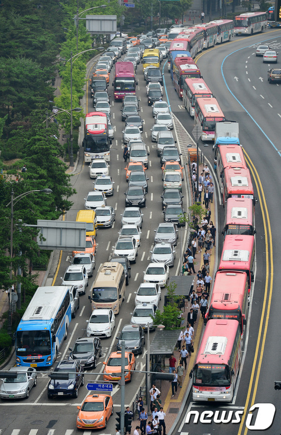 (서울=뉴스1) 손형주 기자 = 광역직행버스의 좌석제 전면시행이 시작된 16일 오전 서울 명동 중앙차로 정류장에서 광역버스들이 줄지어 정차하고 있다.고속화도로 운행 서울-경기행 직 …