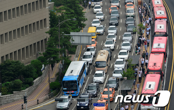 (서울=뉴스1) 손형주 기자 = 광역직행버스의 좌석제 전면시행이 시작된 16일 오전 서울 명동 중앙차로 정류장에서 광역버스들이 줄지어 정차하고 있다.고속화도로 운행 서울-경기행 직 …