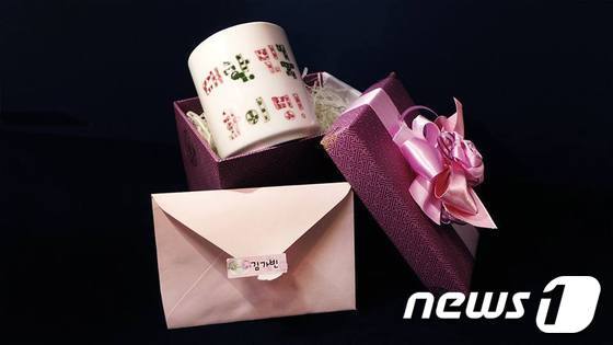 본문 이미지 - 박근혜 대통령이 초등학생으로부터 선물 받은 컵 &#40;출처=청와대 페이스북&#41; © News1