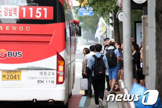 본문 이미지 - 경기도와 서울간 고속화도로를 지나는 직행좌석형 좌석버스(빨간색 G버스) 16/뉴스1