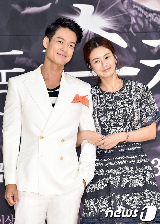 본문 이미지 - 배우 강성민과 최정윤(오른쪽)이 16일 오후 SBS 아침드라마 '청담동 스캔들' 제작발표회에서 최고의 호흡을 자부했다. © News1스포츠 김진환 기자