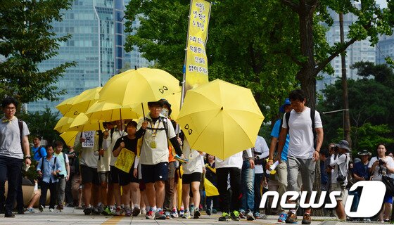 본문 이미지 - 1박2일 도보행진에 나선 세월호 침몰사고 생존학생들이 16일 오후 서울 여의도 국회를 향해 행진하고 있다.2014.7.16/뉴스1 © News1   양동욱 기자