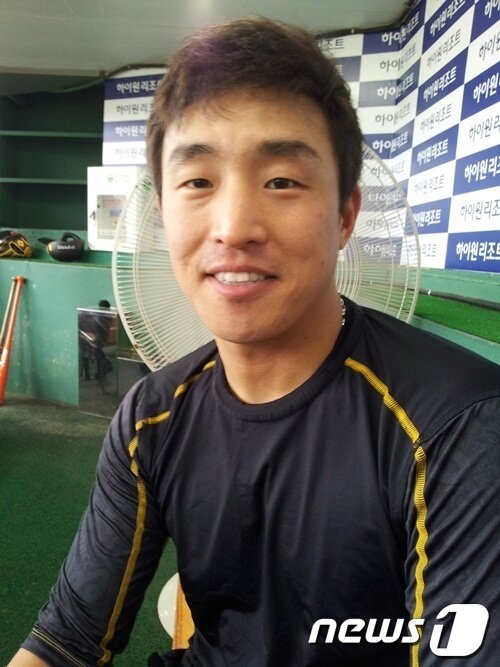 본문 이미지 - 롯데 손아섭은 '야구 욕심쟁이'로 통한다.  손아섭이 15일 부산 사직구장에서 열릴 예정이던 넥센전이 비로 취소된 뒤 더그아웃에서 환한 표정으로 인터뷰를 하고 있다.  © News1스포츠  /  부산=표권향 기자 