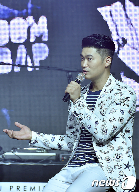 (서울=뉴스1스포츠) 김진환 기자 = 다이나믹 듀오의 최자가 16일 오후 서울 마포구 예스24홀에서 열린 다이나믹 듀오, 미국 힙합계의 DJ 프리미어 콜라보레이션 쇼케이스에 참석해 …