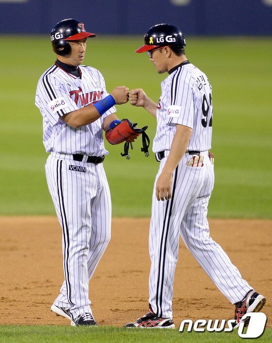 본문 이미지 - 이병규(왼쪽)가 7일 창원 NC전에서 7회에 동점 투런포를 터뜨렸다. 이병규의 홈런으로 경기 흐름은 LG로 기울었고 끝내 승리를 차지했다. ⓒNews1 DB