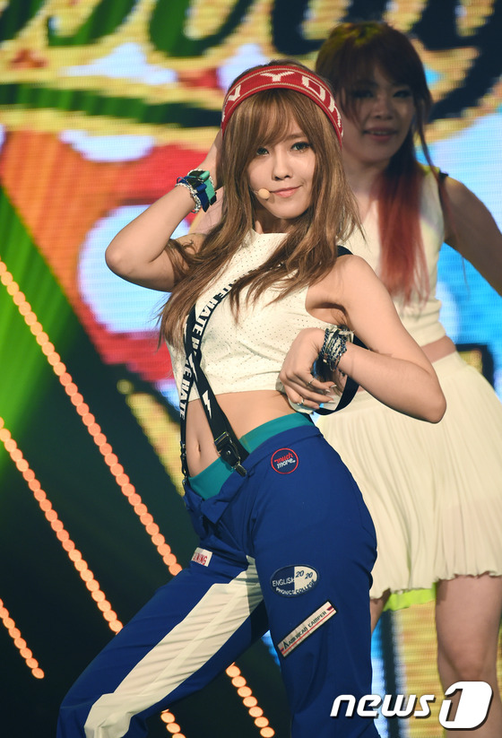 (일산=뉴스1스포츠) 권현진 기자 = 티아라 효민이 16일 오후 일산 빛마루 스튜디오에서 열린 MBC 뮤직 ‘쇼 챔피언’(이하 쇼챔)에서 화려한 공연을 펼치고 있다.이날 ‘쇼 챔피 …