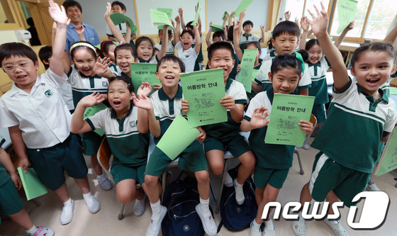 (서울=뉴스1) 오대일 기자 = 서울지역 초등학교 중 가장 먼저 여름방학에 들어간 성북구 성신초등학교 어린이들이 17일 오전 교실에서 진행된 방학식을 마친 뒤 친구들과 환호성을 지 …