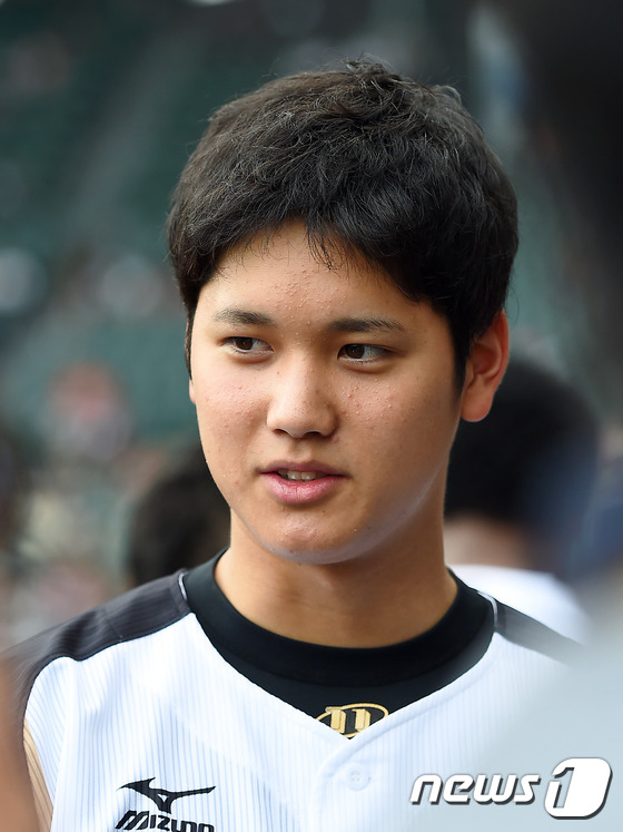 (오사카=뉴스1스포츠) 김진환 = 니혼햄 파이터스의 오오타니 쇼헤이가 19일 오후 일본 효고현 니시노미야시 고시엔 구장에서 열리는 올스타 2차전에 앞서 덕아웃에서 취재진의 질문에 …