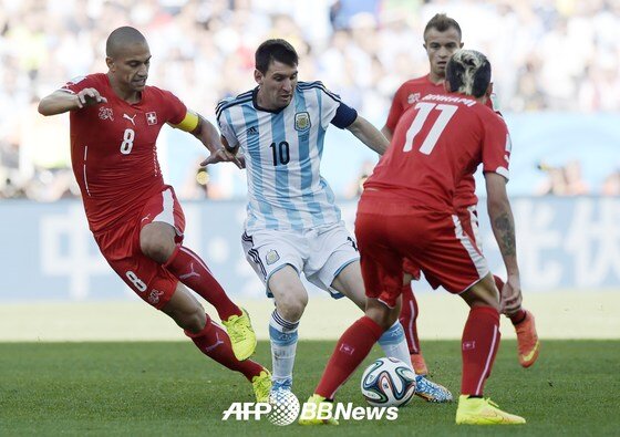 본문 이미지 - 아르헨티나와 스위스의 브라질 월드컵 16강전은 원조 메시(가운데)와 '알프스 메시' 샤키리의 대결로 관심을 모았다. 공히 169cm의 작은 키지만 두 선수가 가장 커보였다. © News1 