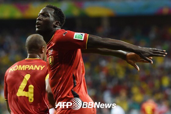 본문 이미지 - 벨기에 루카쿠가 2일(한국시간) 열린 2014 브라질 월드컵 16강전 미국과의 경기에서 연장 전반 종료직전 득점을 성공시킨 뒤 세리머니를 하고 있다. © AFP BBNews=News1 이재상 기자