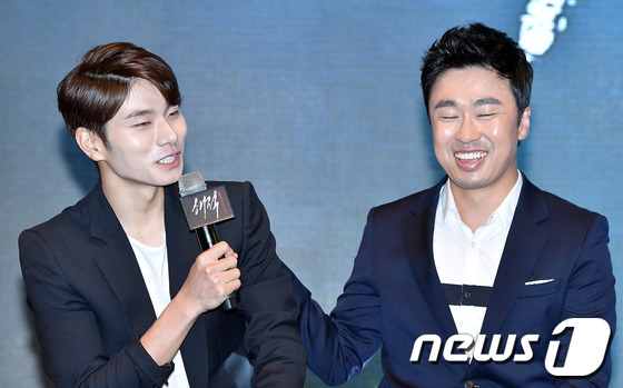 (서울=뉴스1스포츠) 김진환 기자 = 배우 이이경과 조달환(오른쪽)이 2일 오전 서울 나인트리 컨벤션 광화문에서 열린 영화 '해적:바다로 간 산적'(감독 이석훈) 제작발표회에 참석 …